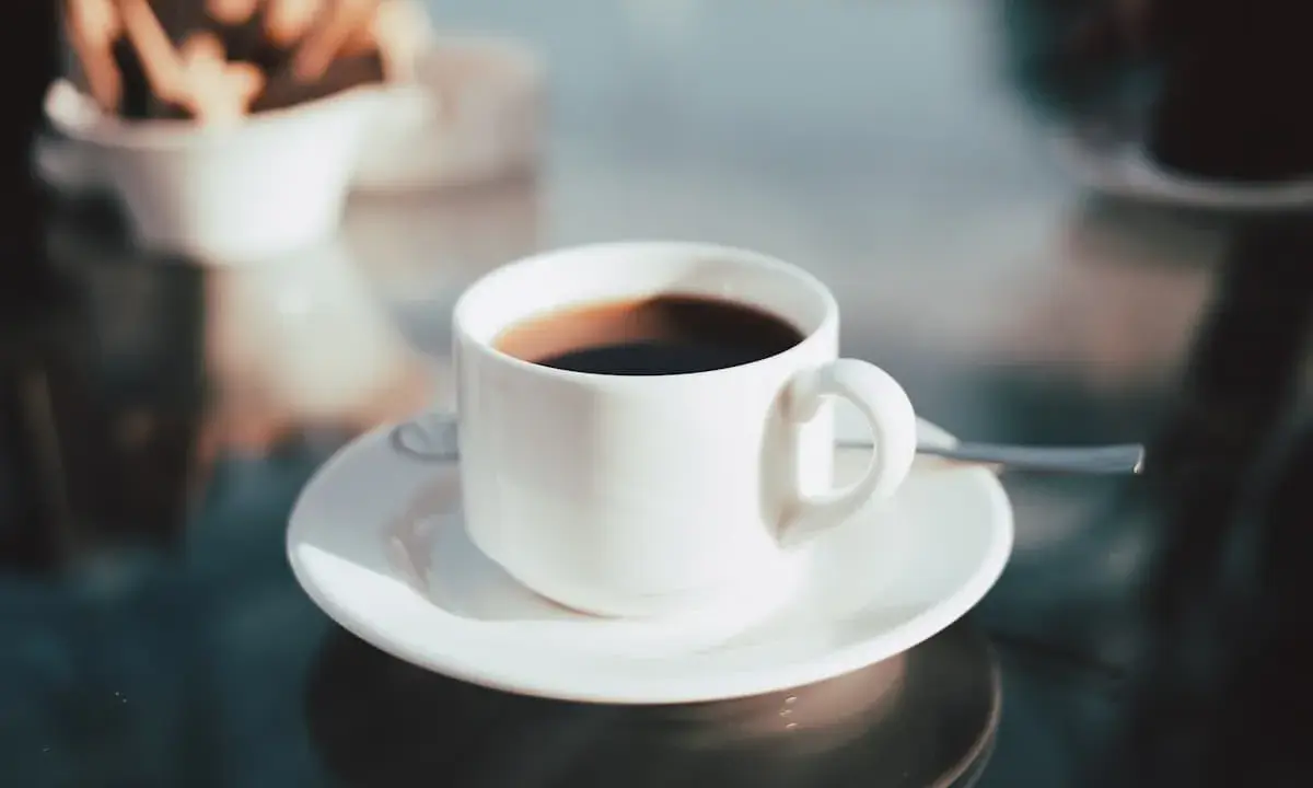 Un caffè fumante e biscotti per una perfetta colazione a Rimini.