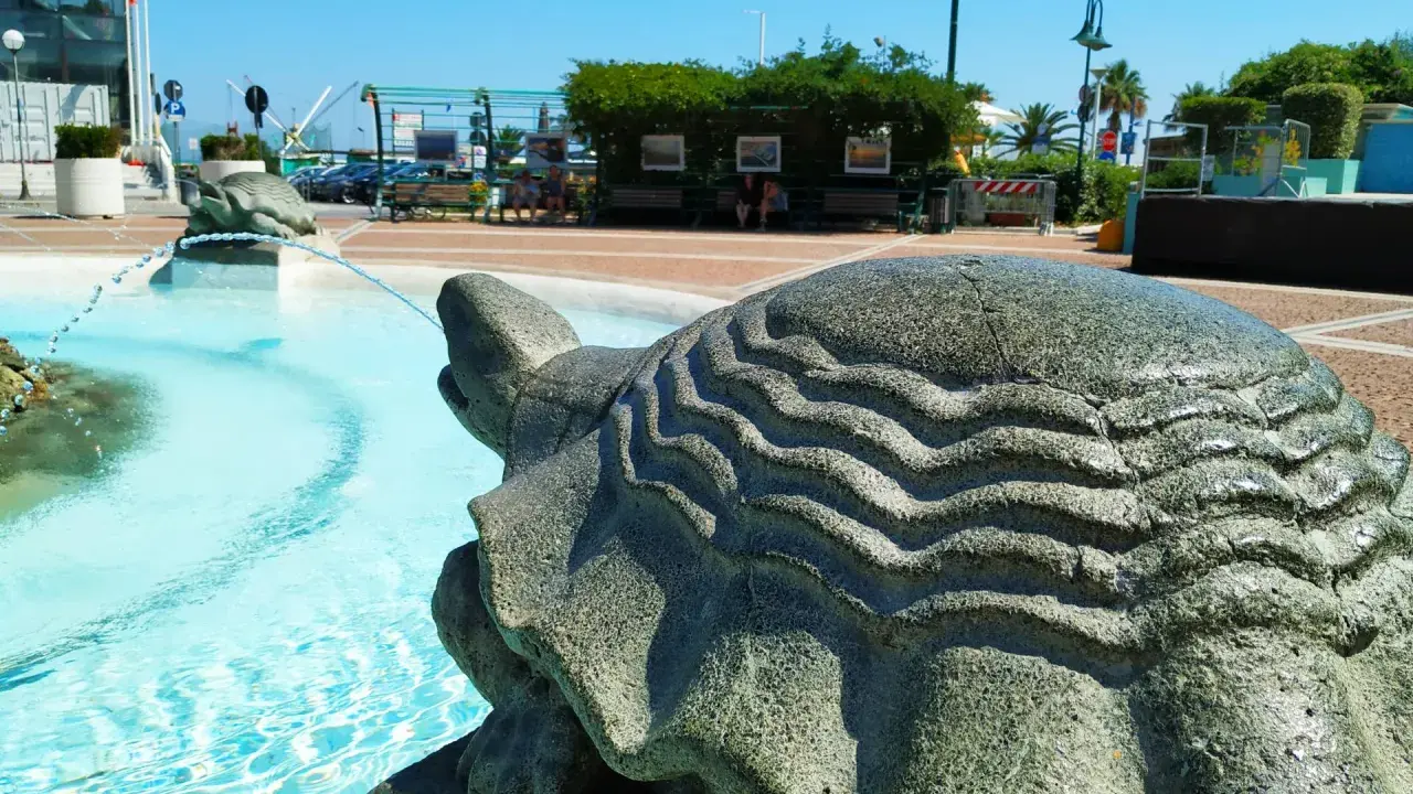 Fontana con tartarughe di pietra, un'idea di cosa visitare a Cattolica. Acqua azzurra e scorci estivi.