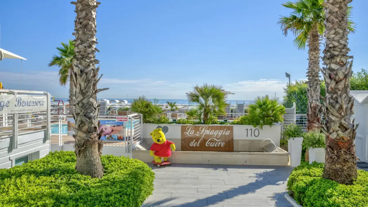 Un simpatico Winnie the Pooh su skateboard accoglie i visitatori al bagno 110 Riccione, "La Spiaggia del Cuore".
