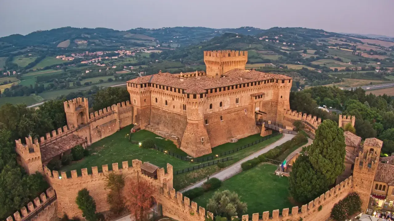 Rocche imponenti e un borgo pittoresco si stagliano tra le colline verdi, un'immagine da cartolina di **Riccione paese**.