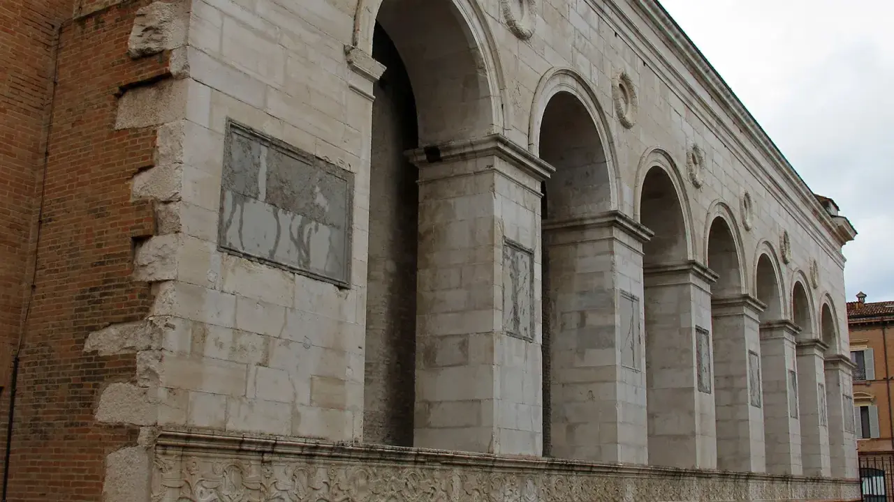 Il Tempio Malatestiano, capolavoro di Leon Battista Alberti, mostra la sua facciata in pietra bianca con archi e decorazioni.