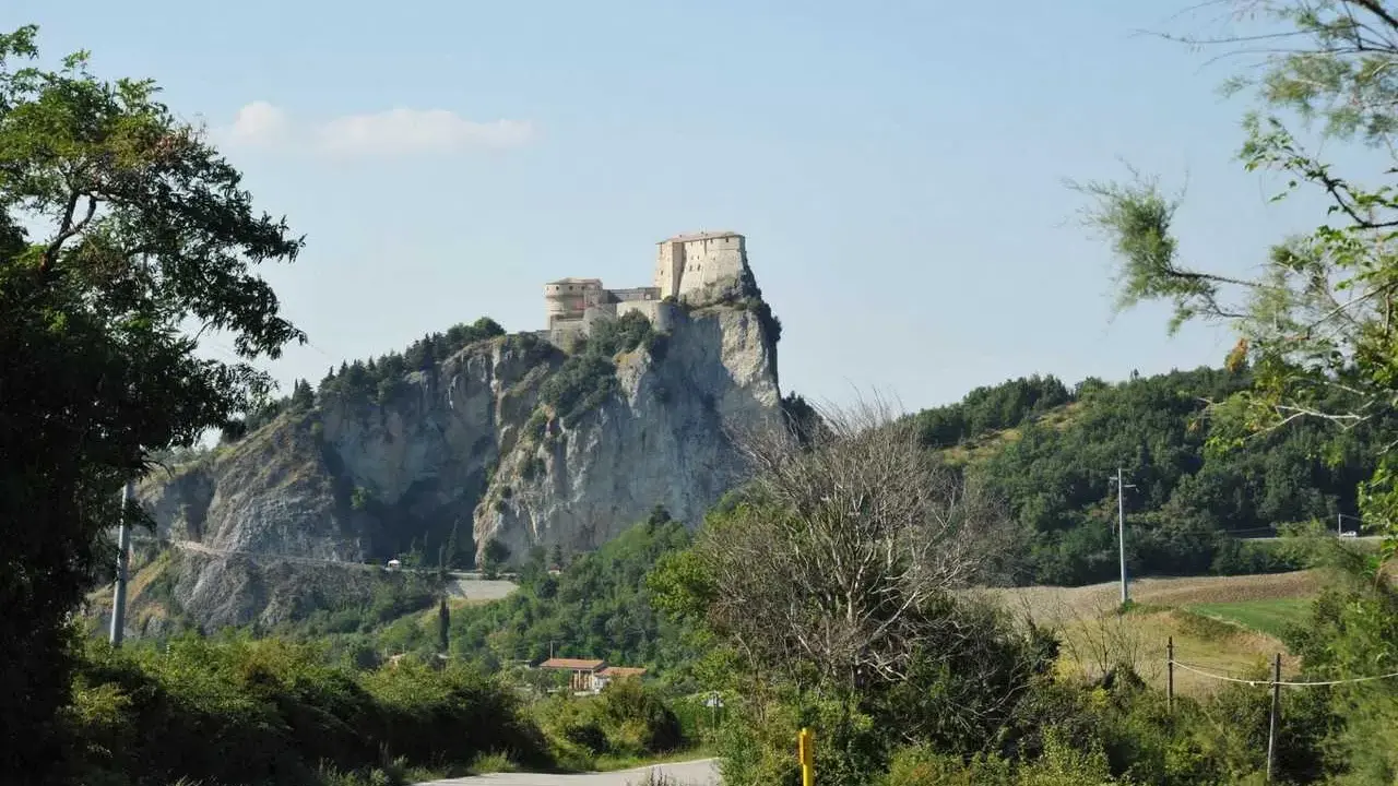 Fortezza medievale su uno sperone roccioso, un gioiello da scoprire tra le cose da vedere in Riviera Romagnola.