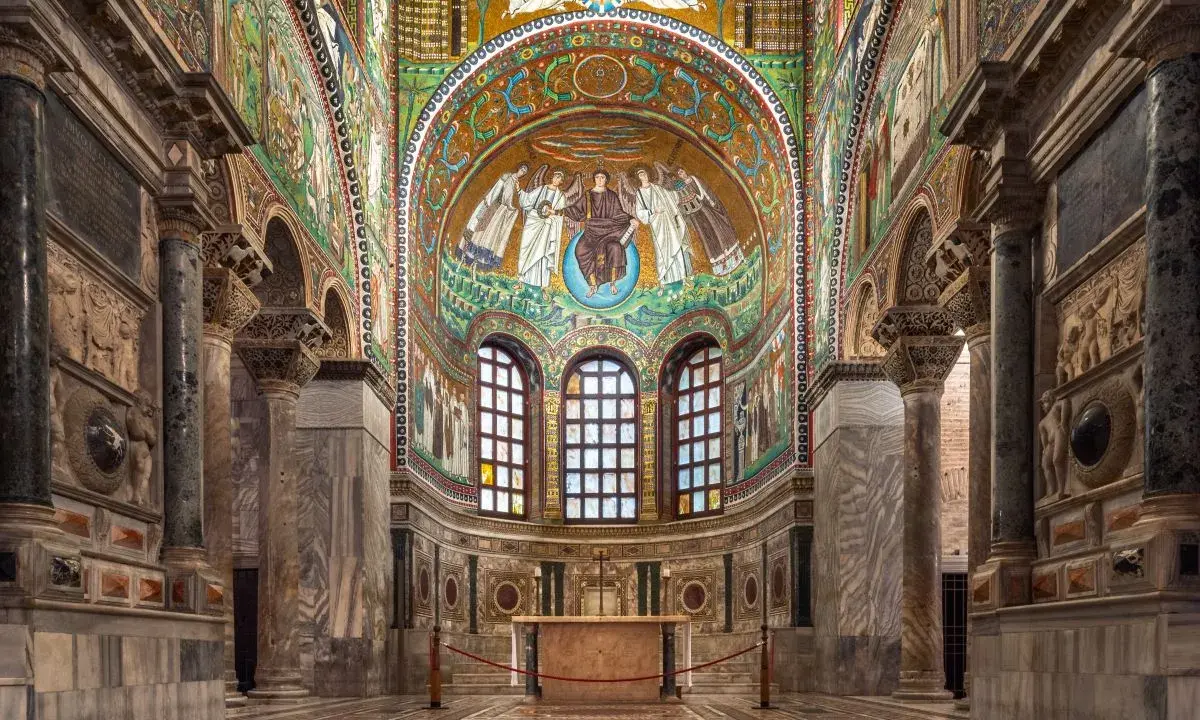 Interno di San Vitale, Ravenna. Mosaici bizantini narrano la storia di Ravenna, riassunto visivo di un impero.