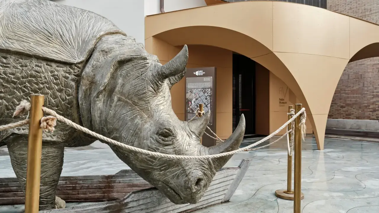 Scultura di rinoceronte in una barca, davanti al Fellini Museum di Rimini.
