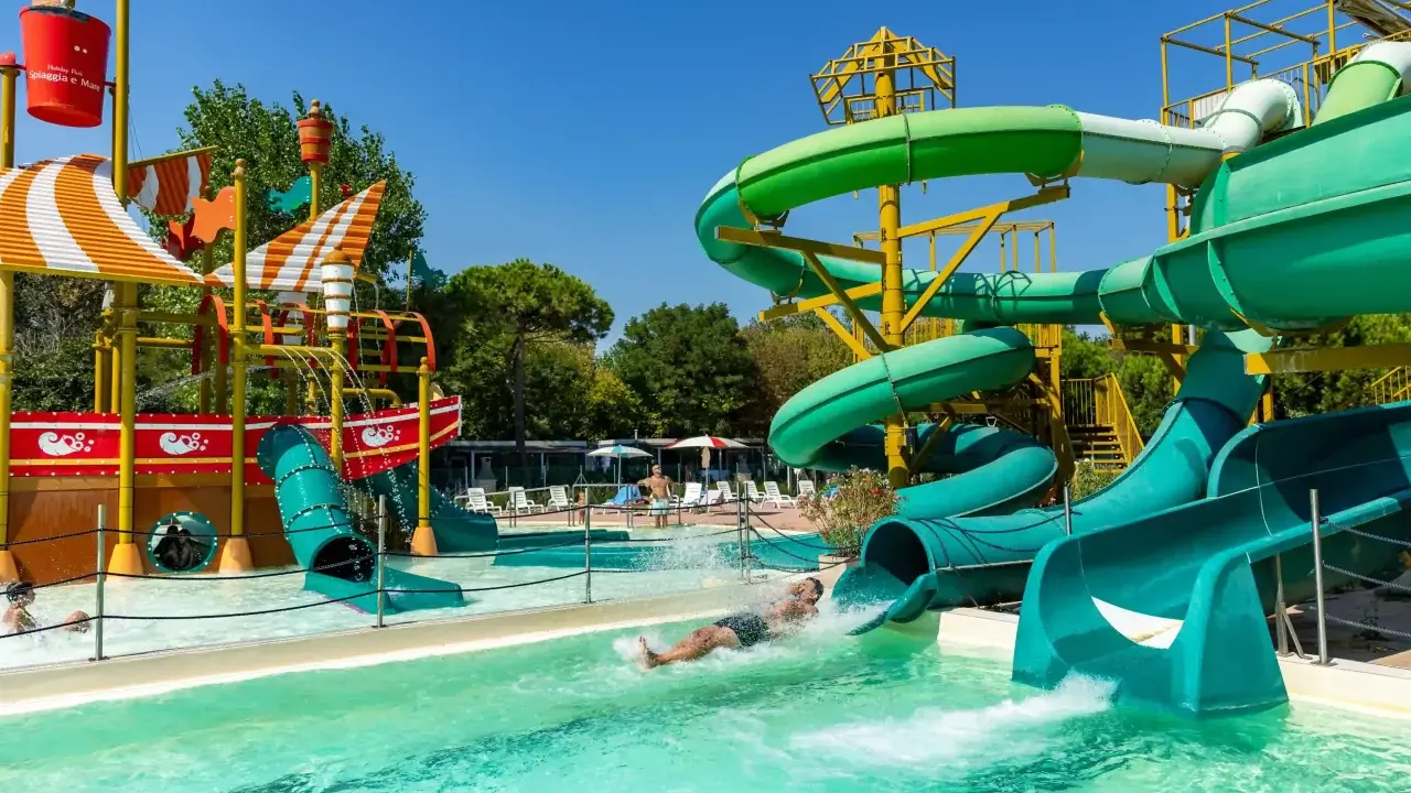 Divertimento assicurato nei parchi acquatici Emilia Romagna: scivoli verdi e blu, giochi d'acqua e una piscina cristallina per rinfrescarsi sotto il sole.