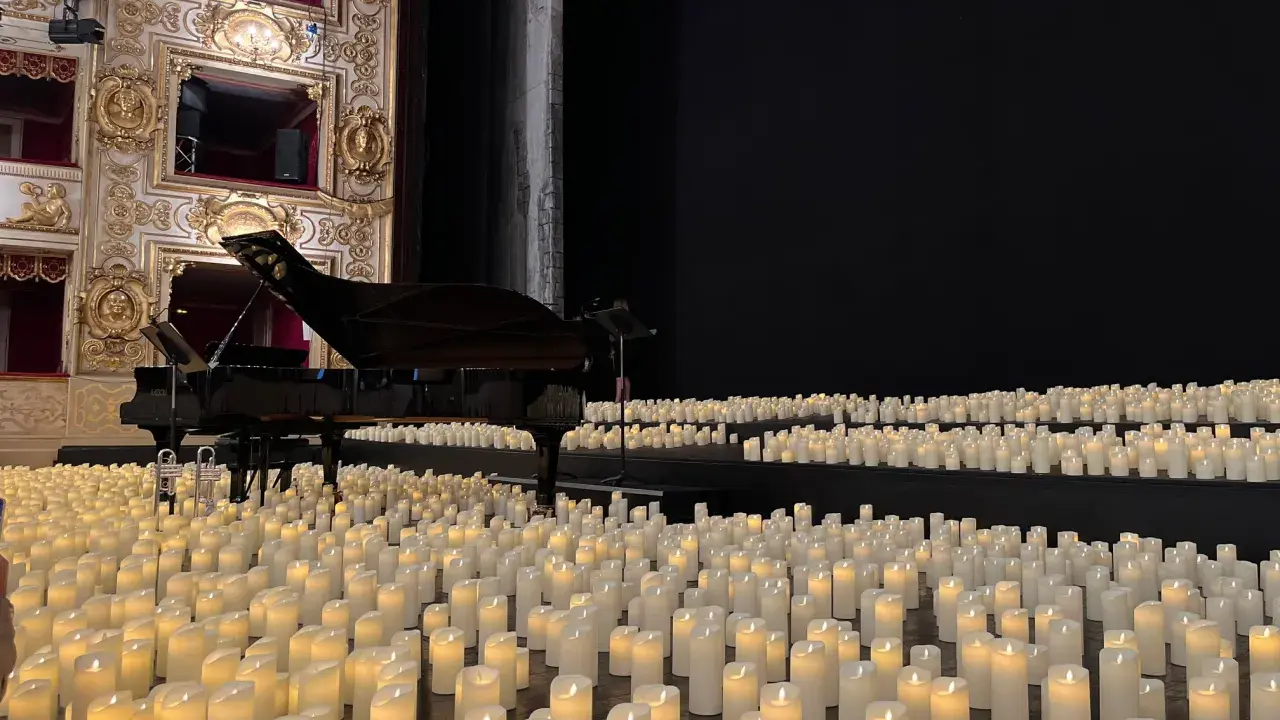 Un pianoforte su un palco ricoperto di candele, un'atmosfera magica di candlelight a Rimini.