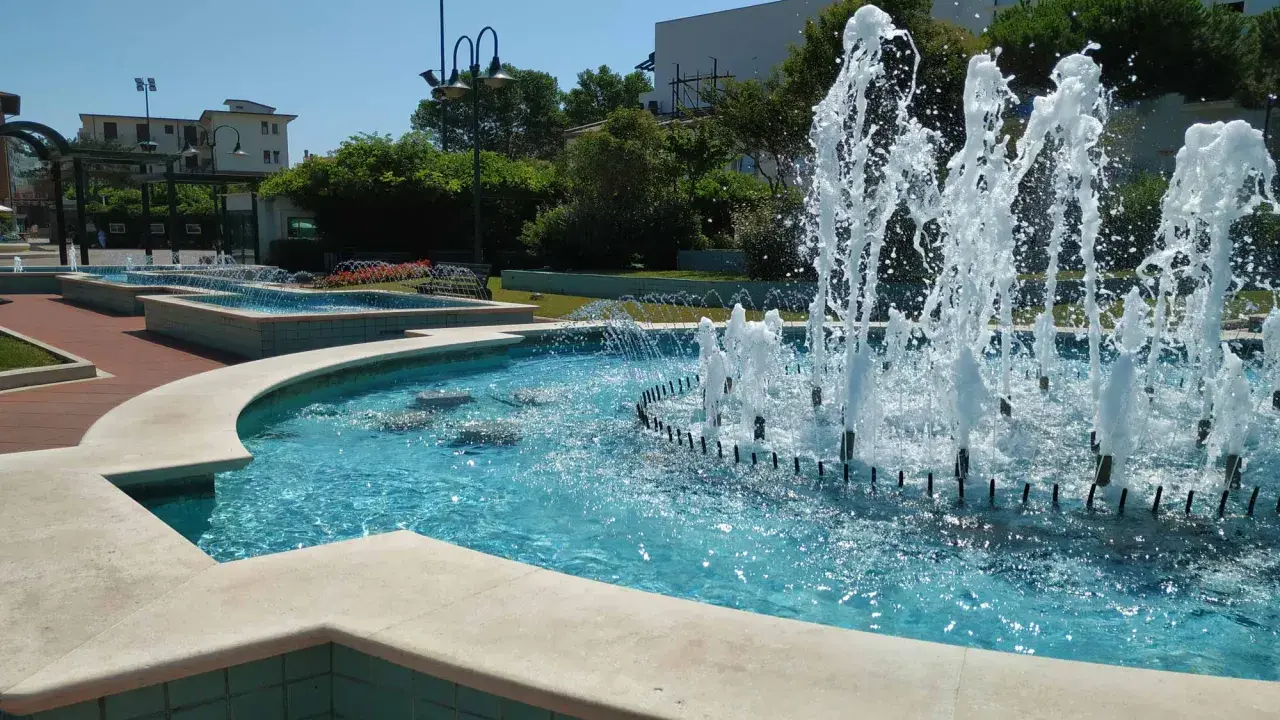 Le fontane danzanti di Cattolica creano uno spettacolo d'acqua scintillante sotto il sole.