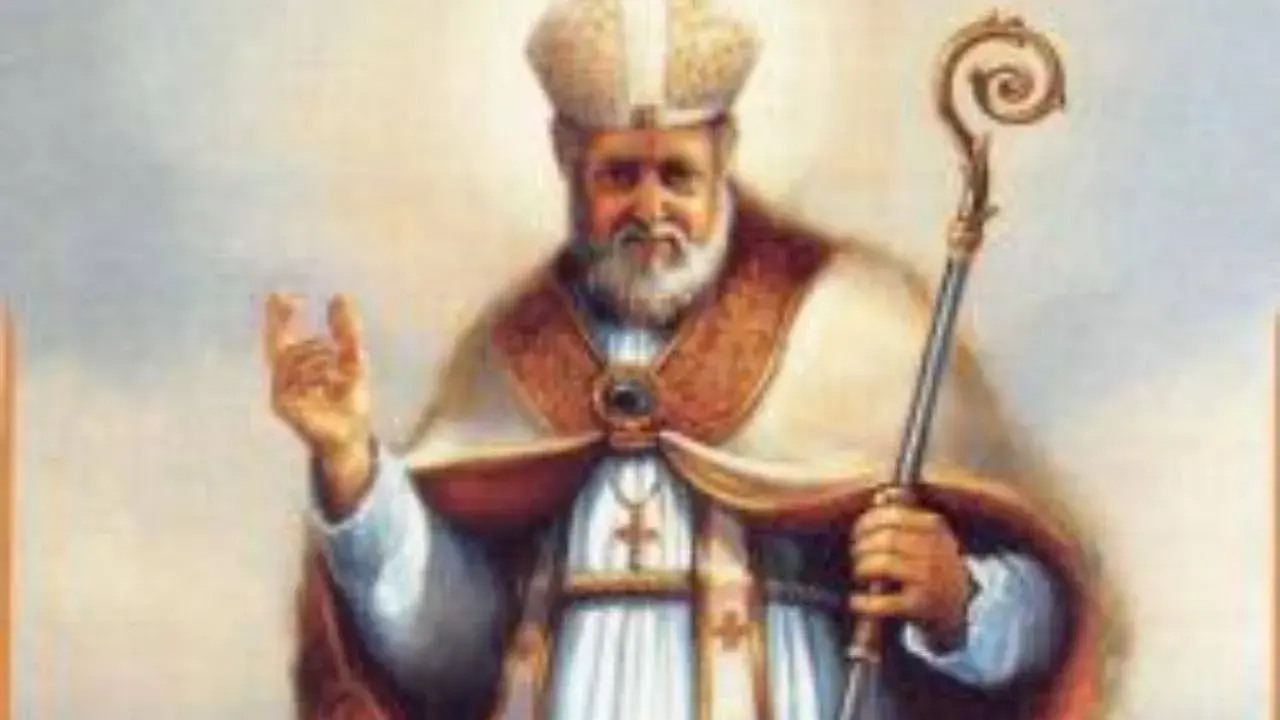 San Gaudenzo, patrono di Rimini, benedice con la sua mitra e il pastorale.