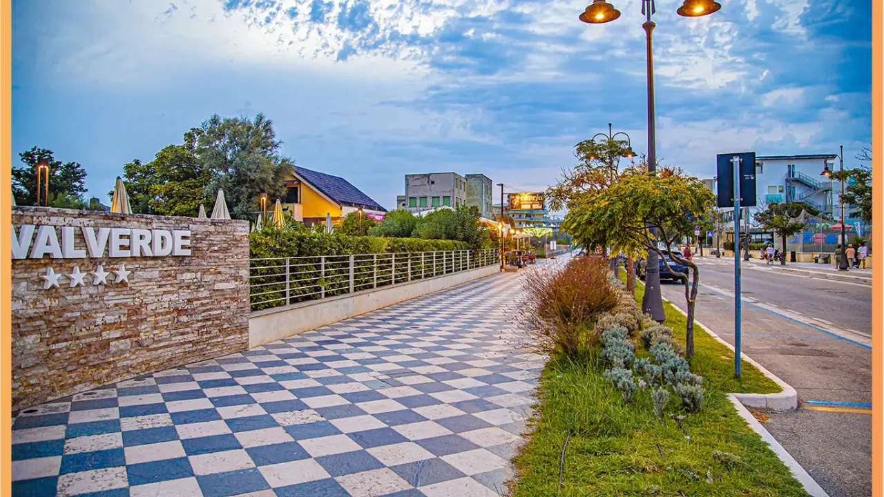 Passeggiata serale sul lungomare Valverde di Cesenatico, con il suo caratteristico pavimento a scacchi e le luci soffuse.