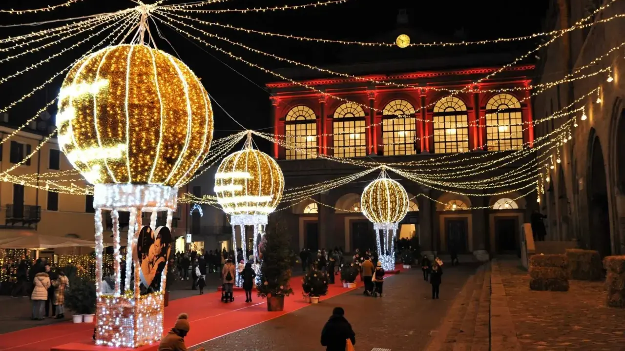 Luci natalizie illuminano Rimini, perfette per scoprire cosa visitare a Rimini e dintorni in inverno.