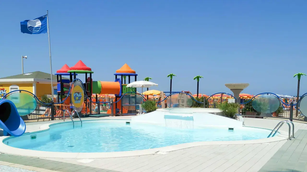 Piscina con scivolo e giochi acquatici in una giornata di sole a Cattolica, Emilia Romagna.