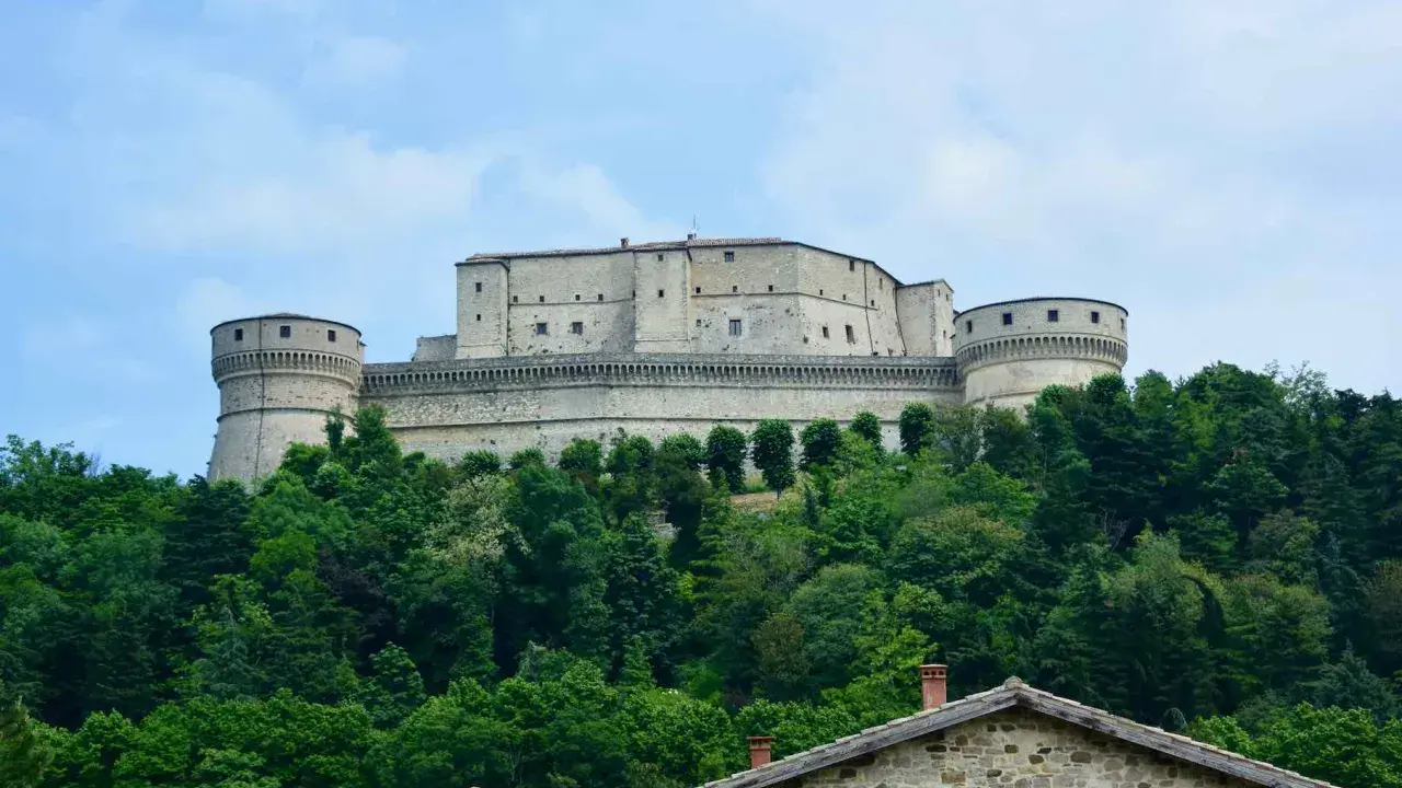 Rocchetta imponente su una collina verdeggiante, un gioiello tra i borghi dell'Emilia Romagna.