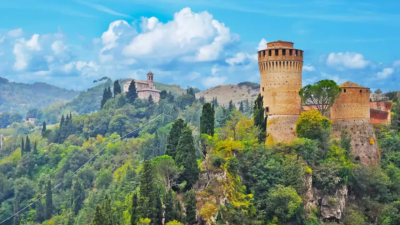 Torre medievale e borghi antichi immersi nel verde, un paesaggio incantevole nei borghi medievali vicino a Cesenatico.