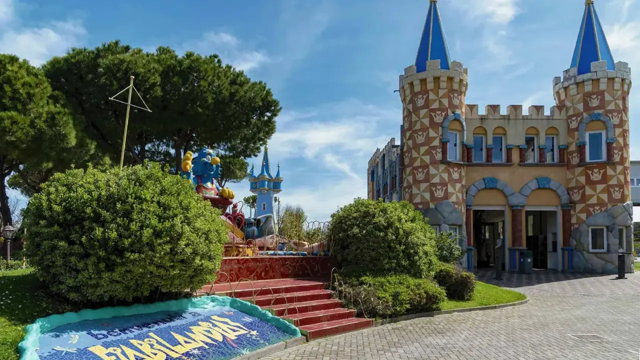 Castello fiabesco con draghetto azzurro e mosaico "Benvenuti a Fiabilandia". Un'idea per cosa fare a Rimini con i bambini.