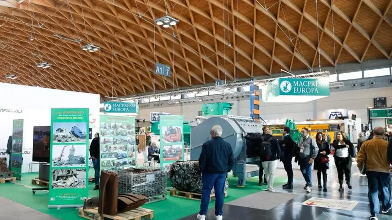 Fiera eco mondo rimini: macchinari per il riciclo e l'ambiente, con stand e visitatori.
