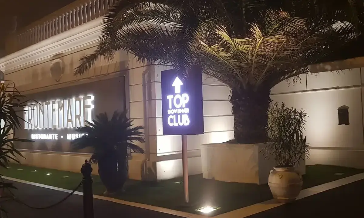 Ristorante Frontemare Rimini: insegna luminosa e cartello per il Top Show Dinner Club.