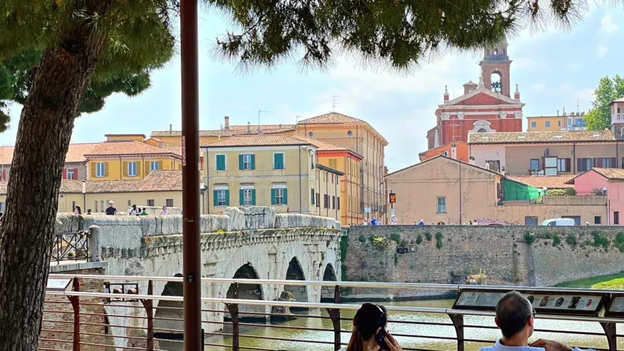 Ponte di Tiberio e palazzi colorati a Rimini, un'ottima idea per le cose da fare in città.