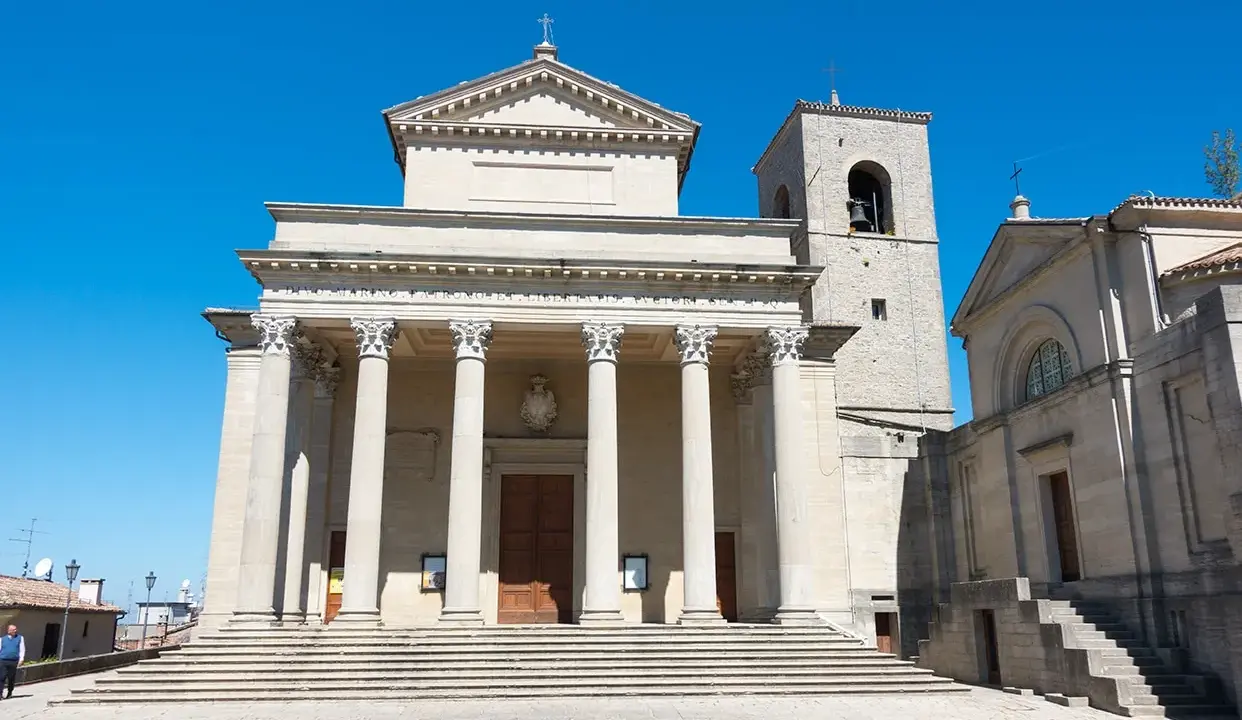 Basilica di San Marino, imponente con colonne e campanile, un luogo imperdibile per una visita a San Marino.