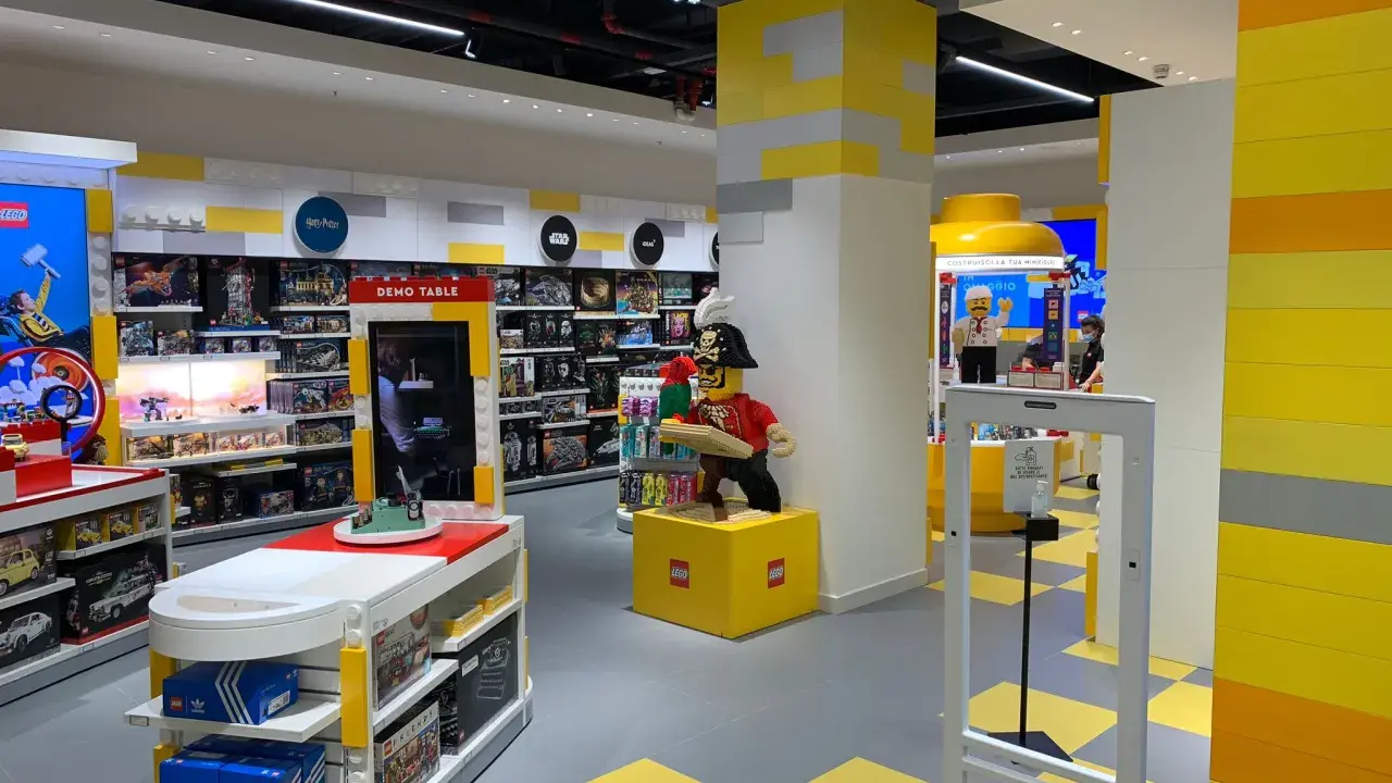 Un negozio LEGO pieno di set, con un personaggio pirata LEGO in primo piano. Sembra che ci siano anche delle "Befane" LEGO, pronte per le feste!