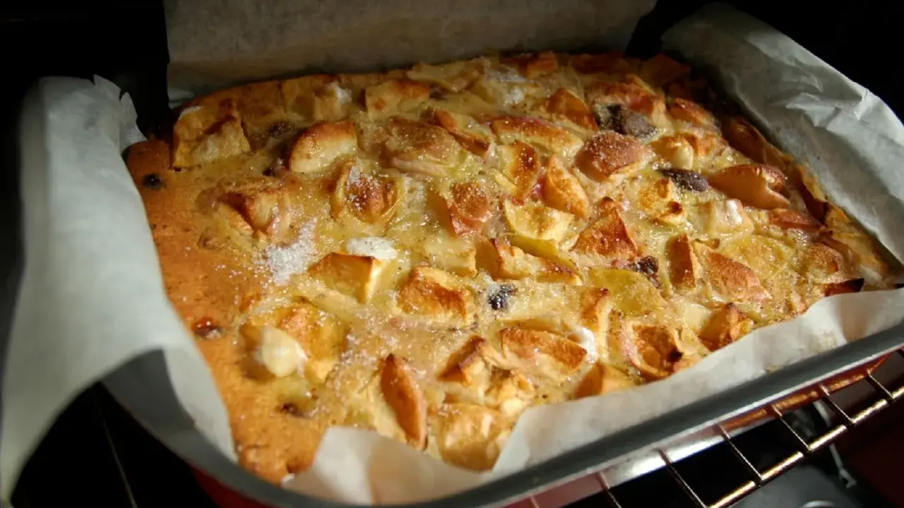 Bustrengo riminese appena sfornato, con mele dorate e zucchero croccante. Un dolce della tradizione romagnola.