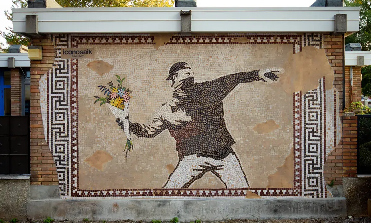 IconosaiK project: street art a Ravenna con un mosaico che raffigura un uomo lancia fiori, un messaggio di pace.