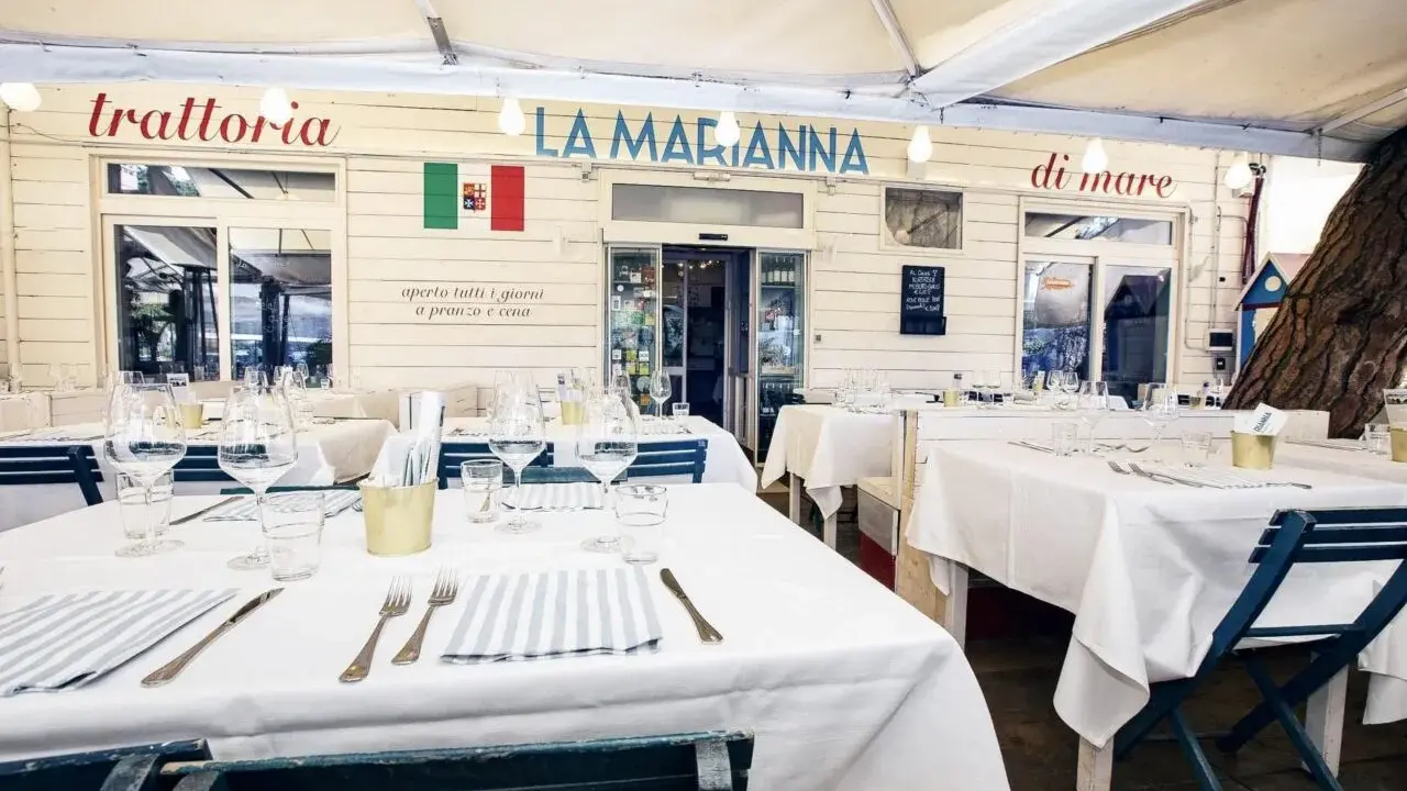 Tavoli apparecchiati per un pranzo all'aperto in uno dei ristoranti Rimini sul mare, "La Marianna".