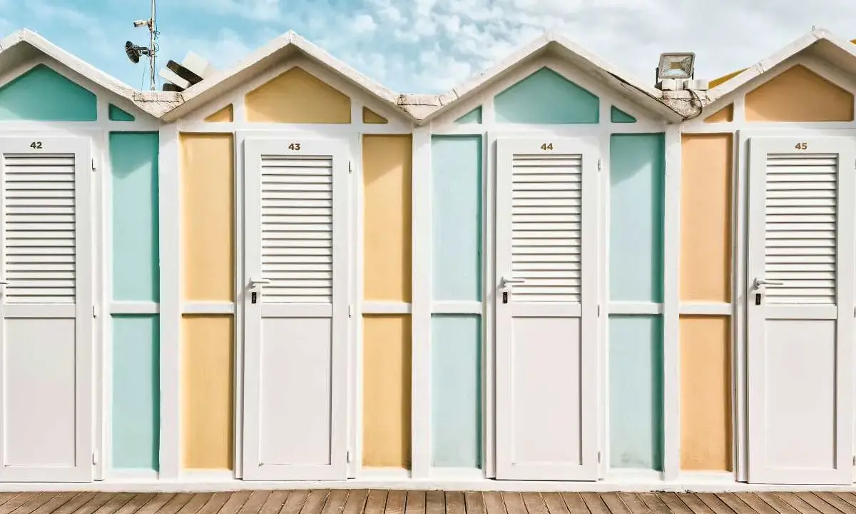 Cabine colorate sulla spiaggia, perfette per scoprire cosa fare a Riccione. Un'estate di sole e divertimento ti aspetta!