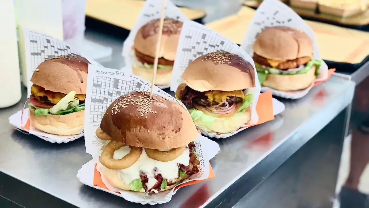 Deliziosi hamburger pronti per essere gustati in un fast food a Rimini. Freschi ingredienti e pane soffice.