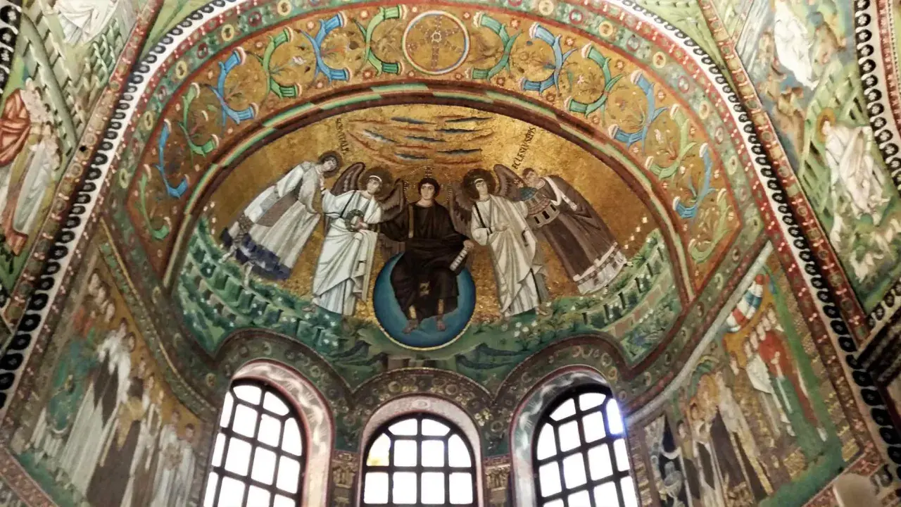 Mosaici bizantini a Ravenna: Cristo in trono tra angeli, un'ispirazione per cosa fare oggi a Ravenna e dintorni.