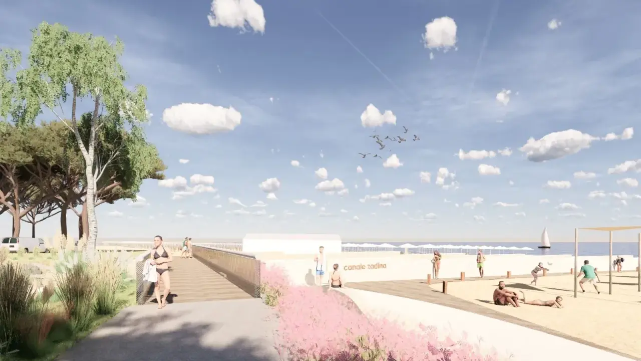 Passeggiata sul lungomare di Cesenatico Ponente, con persone che si godono la spiaggia e il mare sotto un cielo azzurro con nuvole bianche.