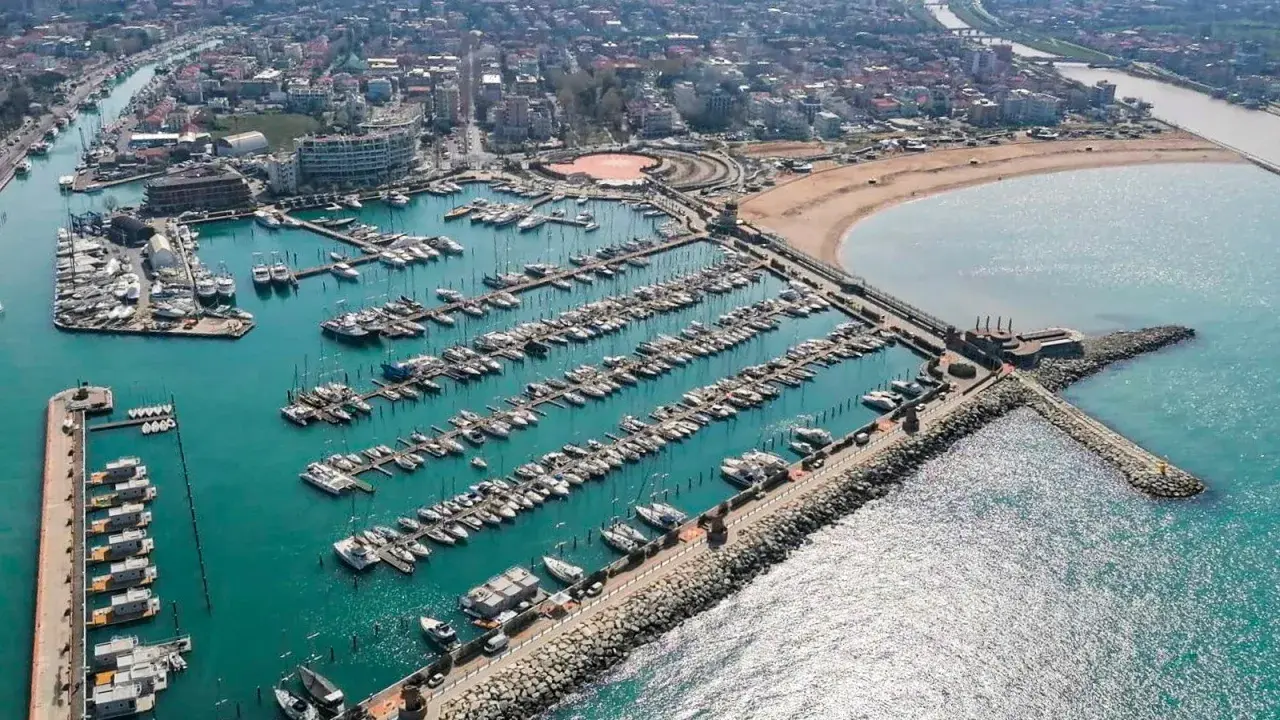 Vista aerea del porto turistico di Rimini, con centinaia di barche ormeggiate. Un paesaggio suggestivo, ideale per una gita fuori porta il 25 aprile.
