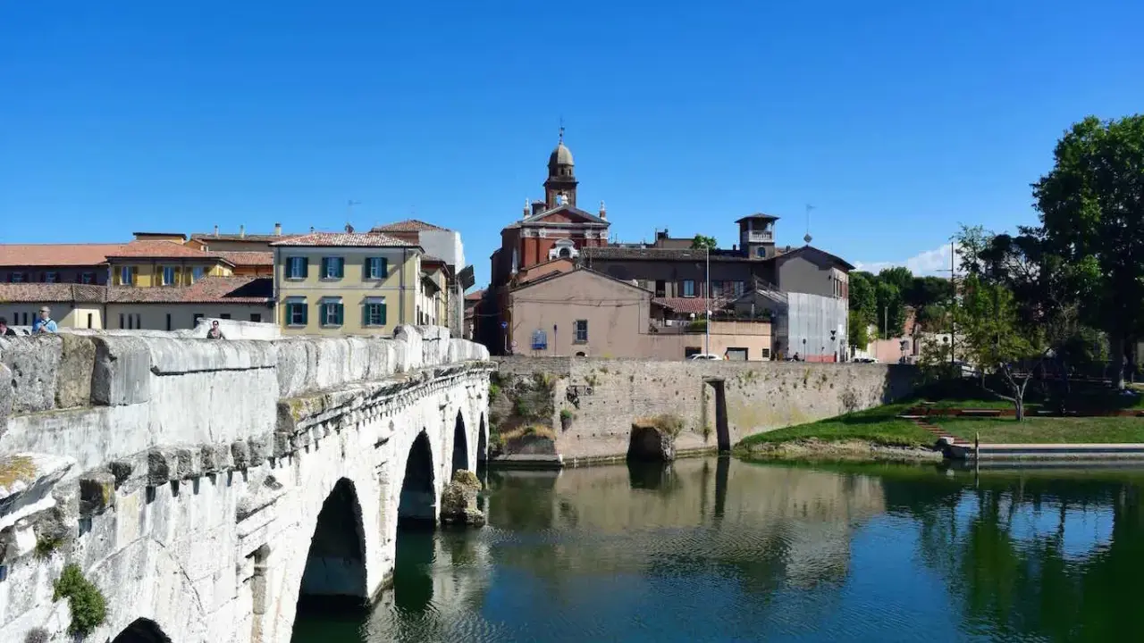 Ponte di Tiberio e scorci di Rimini, ideali per scoprire cosa vedere a Rimini in un giorno.