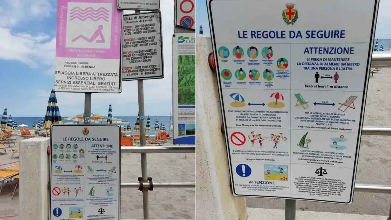 Cartelli informativi su una spiaggia libera attrezzata con regole di distanziamento e norme di comportamento.