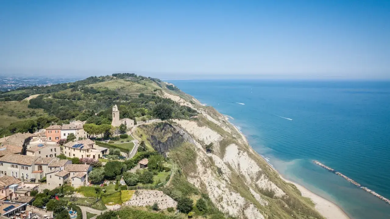 Panoramica del Parco San Bartolo: borgo con chiesa, scogliere a picco sul mare Adriatico e spiagge. Cosa vedere in questo incantevole angolo di costa.