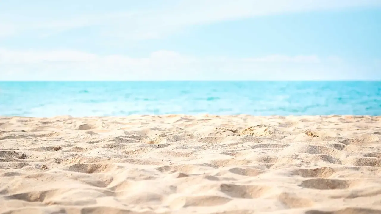 Sabbia dorata e mare azzurro sulla spiaggia di Levante Cesenatico. Un invito a rilassarsi sotto il sole.