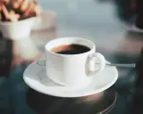 Un caffè fumante e biscotti per una perfetta colazione a Rimini.