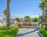 Un simpatico Winnie the Pooh su skateboard accoglie i visitatori al bagno 110 Riccione, "La Spiaggia del Cuore".