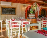 Interno di un ristorante di carne a Rimini centro, con tavoli apparecchiati e un menu scritto a mano.