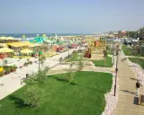 Un'area giochi e una passeggiata sul lungomare di Cesenatico, perfette per scoprire cosa fare a Cesenatico con i bambini.
