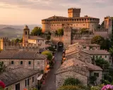 Borgo medievale con castello imponente, forse un tempo dimora dei Malatesta di Rimini, al tramonto.
