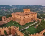 Rocche imponenti e un borgo pittoresco si stagliano tra le colline verdi, un'immagine da cartolina di **Riccione paese**.