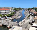 Porto Canale di Cervia, un luogo incantevole da esplorare. Barche ormeggiate, case colorate e un ponte moderno, tutto da scoprire tra le cose da vedere a Cervia.