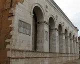 Il Tempio Malatestiano, capolavoro di Leon Battista Alberti, mostra la sua facciata in pietra bianca con archi e decorazioni.