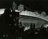 Sul set di Amarcord, una nave illuminata di notte, con cinepresa in primo piano.
