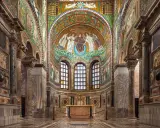 Interno di San Vitale, Ravenna. Mosaici bizantini narrano la storia di Ravenna, riassunto visivo di un impero.
