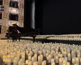 Un pianoforte su un palco ricoperto di candele, un'atmosfera magica di candlelight a Rimini.
