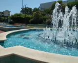 Le fontane danzanti di Cattolica creano uno spettacolo d'acqua scintillante sotto il sole.