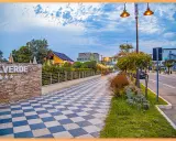 Passeggiata serale sul lungomare Valverde di Cesenatico, con il suo caratteristico pavimento a scacchi e le luci soffuse.