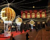 Luci natalizie illuminano Rimini, perfette per scoprire cosa visitare a Rimini e dintorni in inverno.