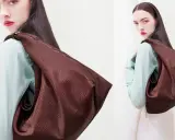 Modella con borsa Borbonese, un tocco di eleganza per le passeggiate a Milano Marittima.